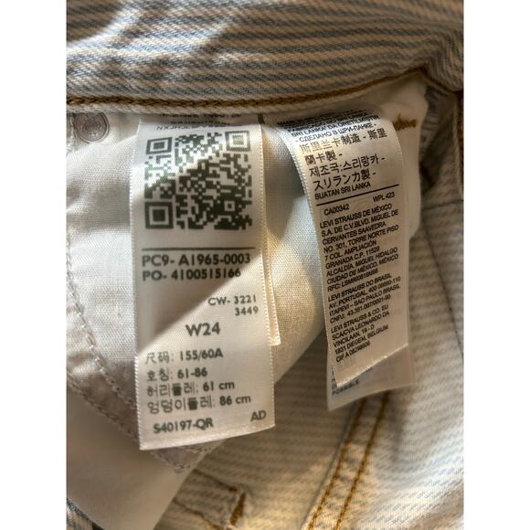 Levis' Striped High Waisted Mom Shorts, Pin Striped, Size 24 - Picture 6 of 6